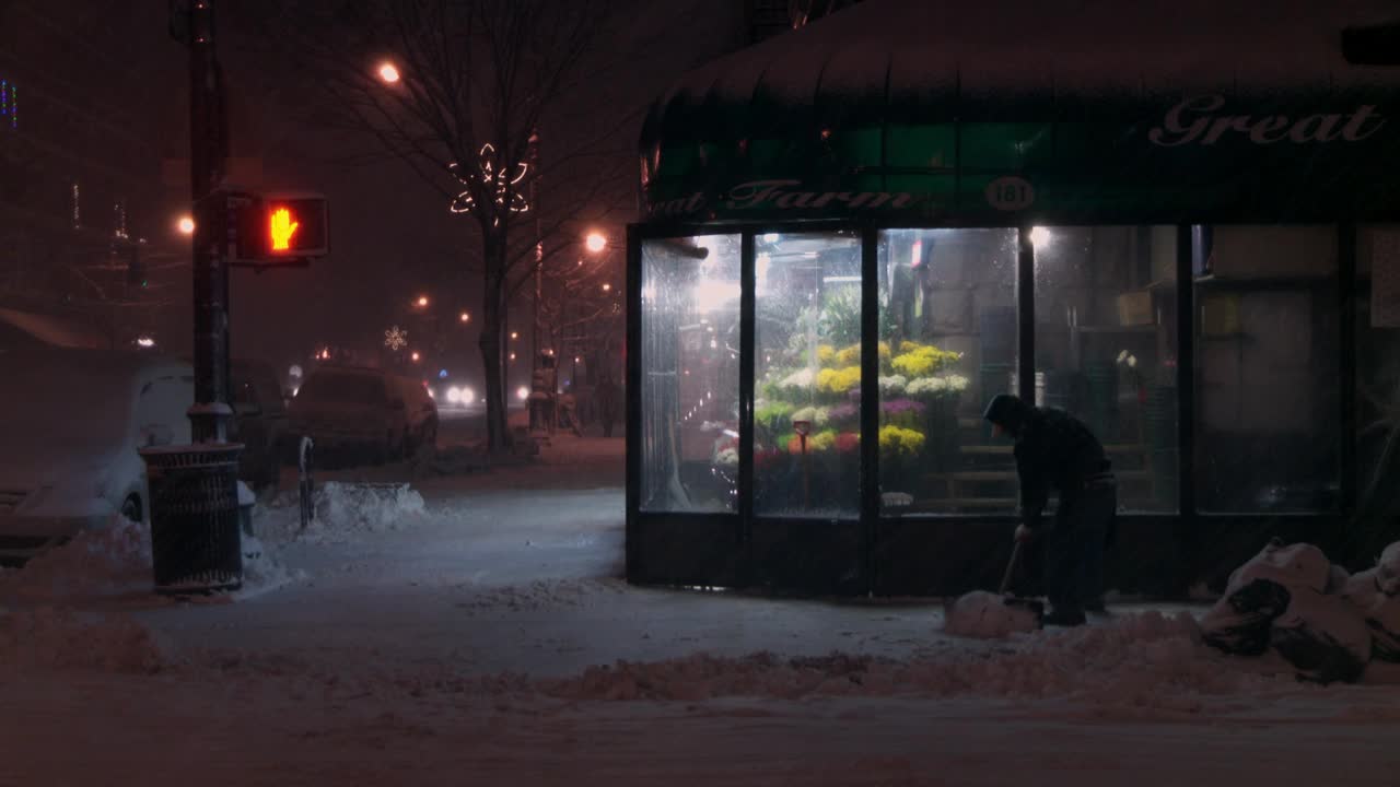一个人正在一家便利店附近的街道上铲雪视频下载