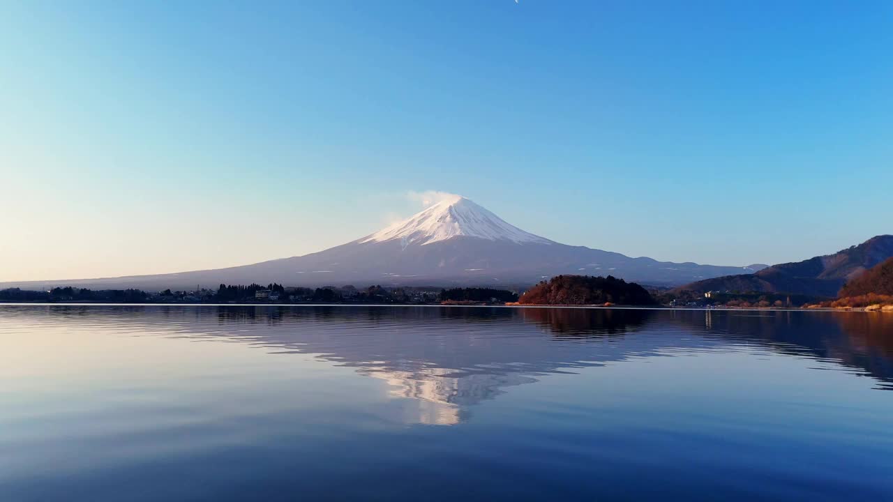 富士山湖上的倒影。视频下载