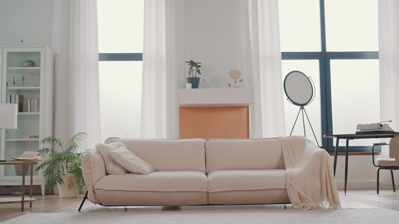 带家具和大窗户的客厅视频下载