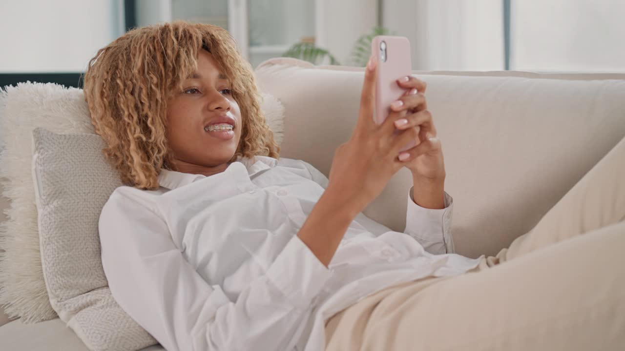 躺在沙发上拿着手机的女人视频下载