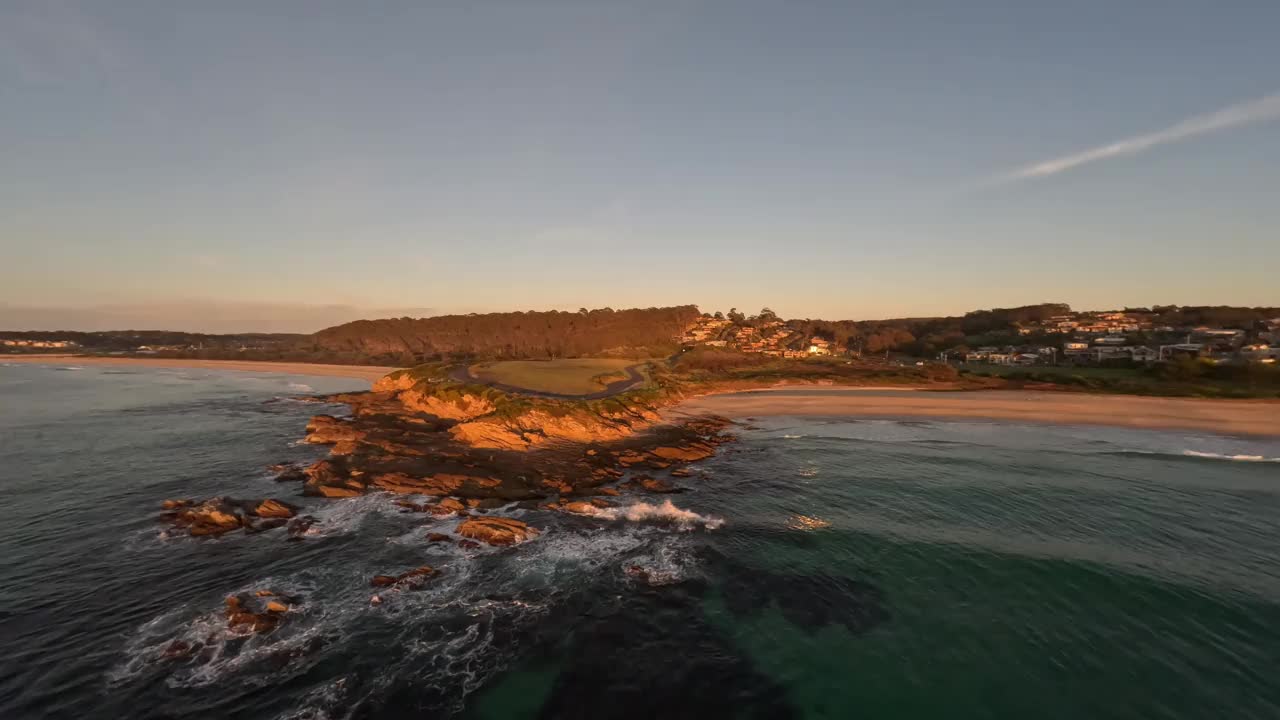 日出时海岬的鸟瞰图。视频下载