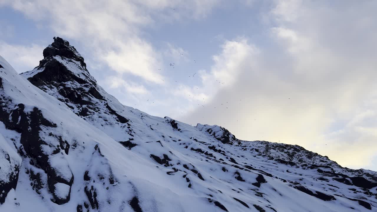 白雪皑皑的山峦映衬着湛蓝的天空视频下载