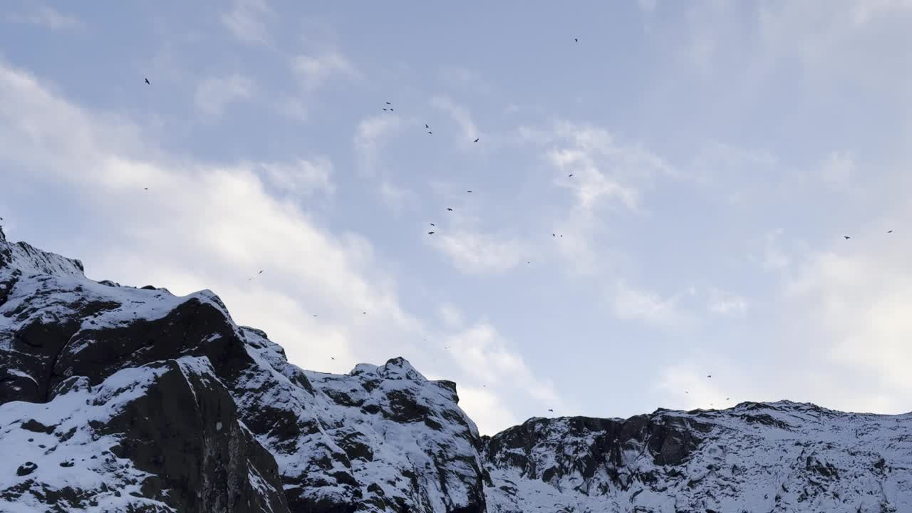 雪山蓝天映衬着如画般的自然风光视频下载