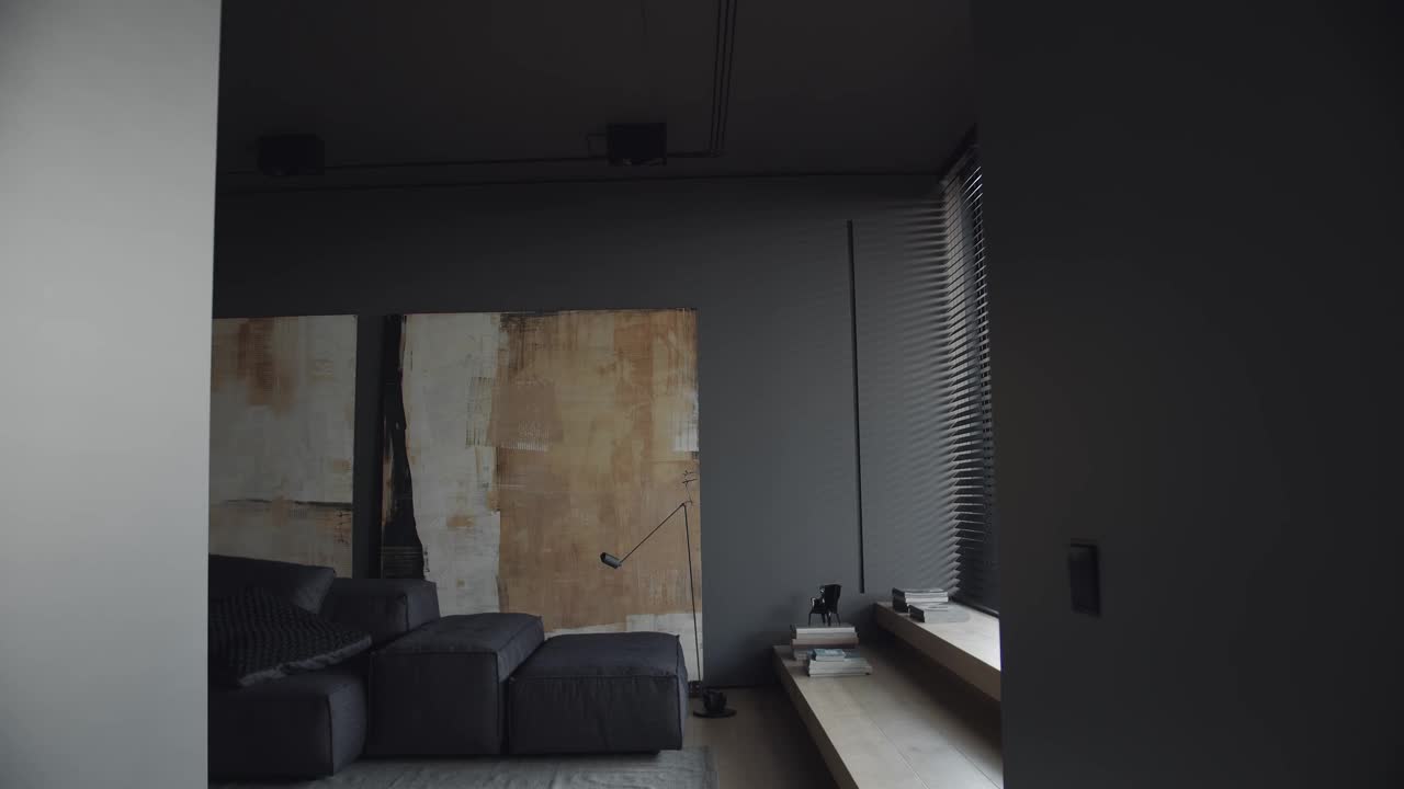 现代极简主义的客厅以黑灰色为主调，大型油画视频下载