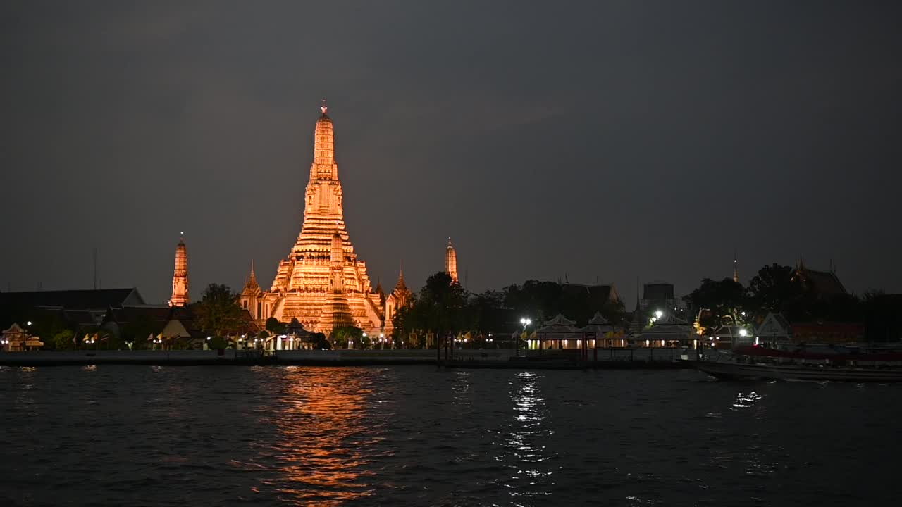 泰国曼谷的黎明寺或笏阿仑寺与湄南河的夜晚视频下载