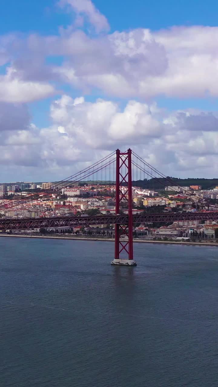 4月25日吊桥。葡萄牙。鸟瞰图。垂直视频视频下载
