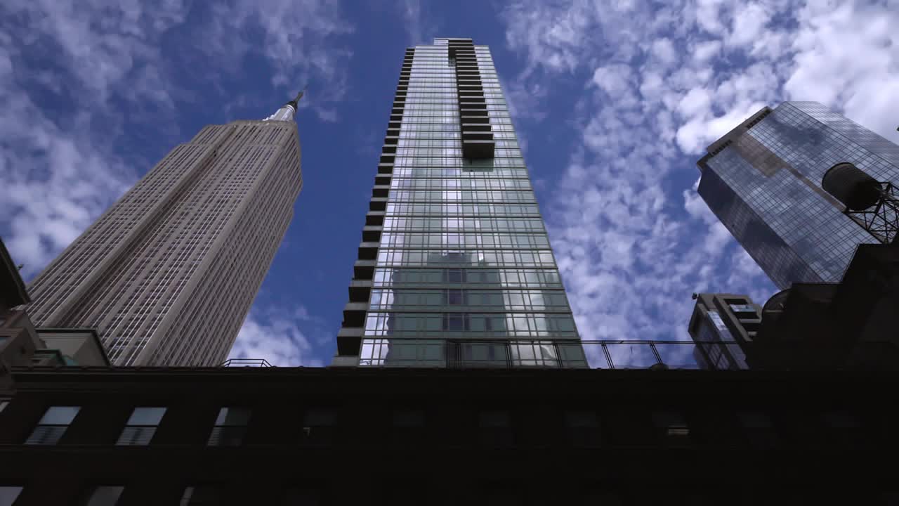 摩天大楼与快速移动的云视频下载