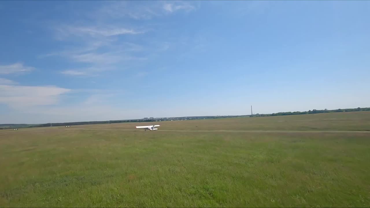 小型飞机在起飞前沿着乡村跑道行驶。在机场飞行前，轻型飞机飞向简易跑道。轻型飞机加速准备飞行。航空的概念视频下载