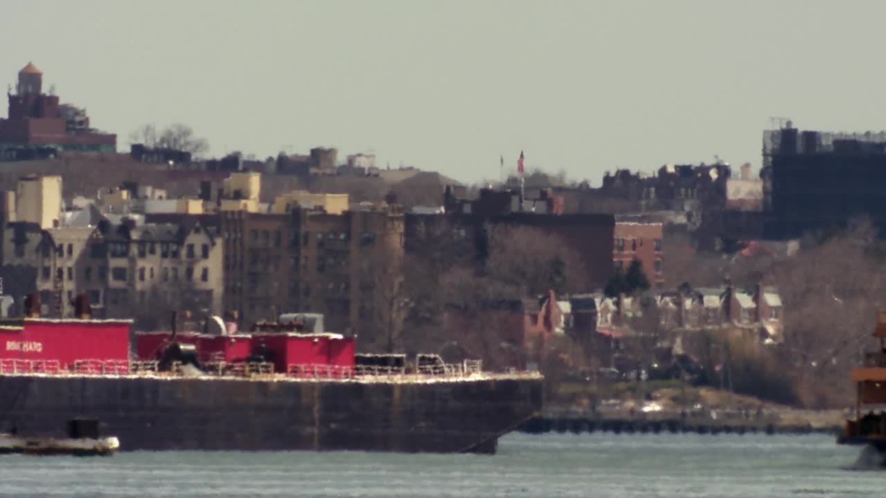 拖船和史泰登岛渡轮通过纽约港视频下载