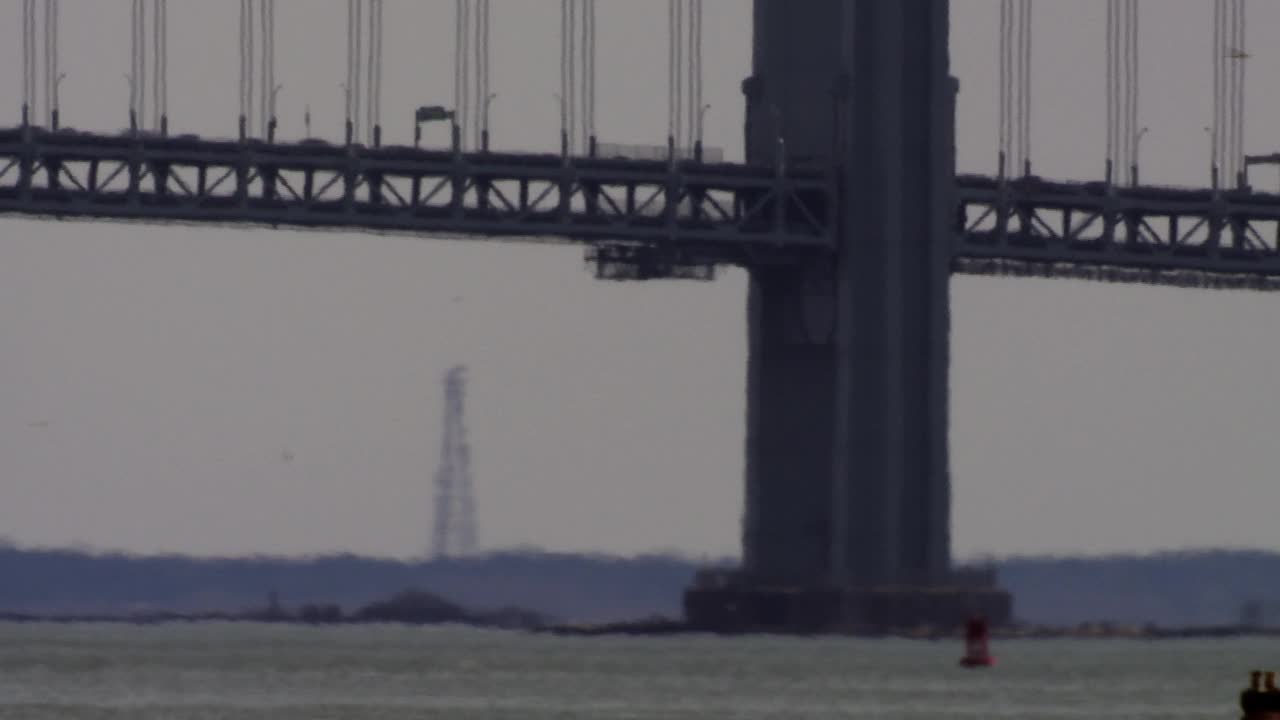 史坦顿岛渡轮通过纽约港的维拉萨诺大桥视频下载