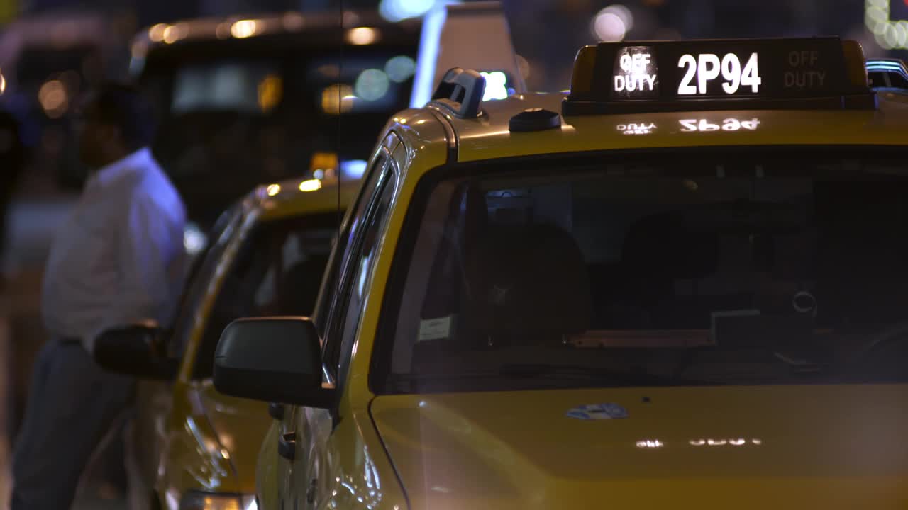 出租车司机在城市街道上休息视频下载
