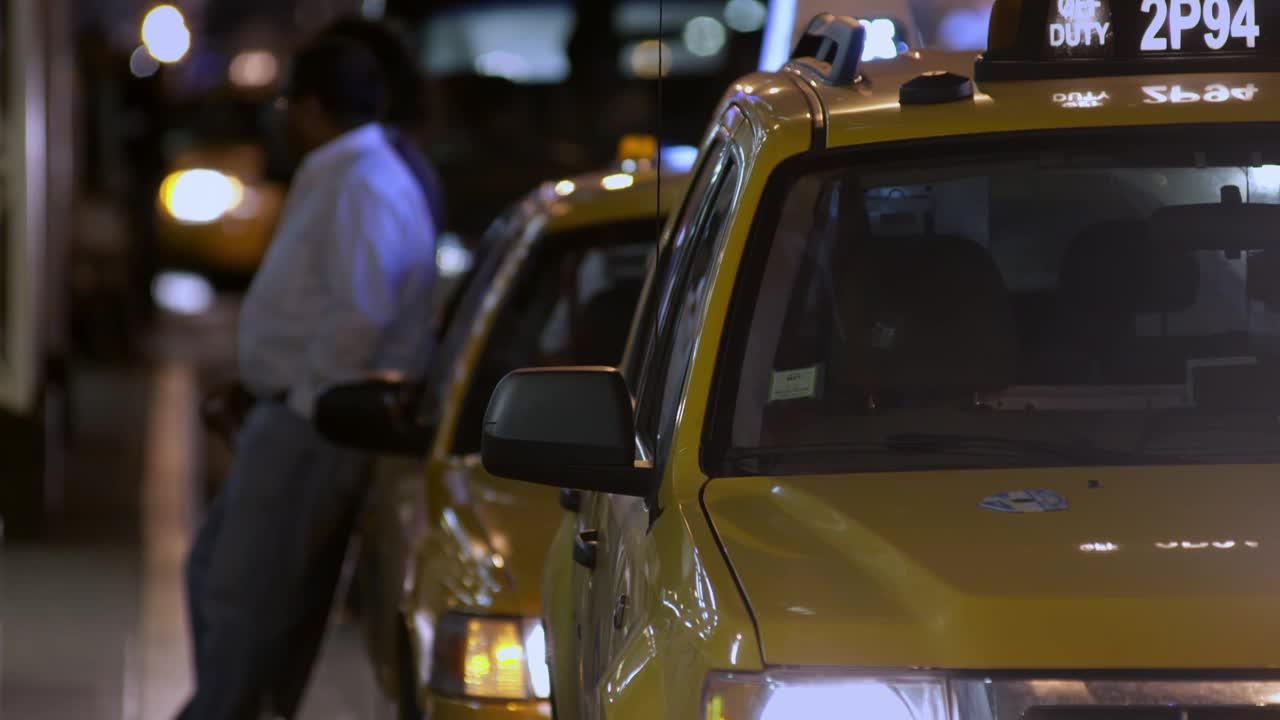 出租车司机在城市街道上休息视频下载