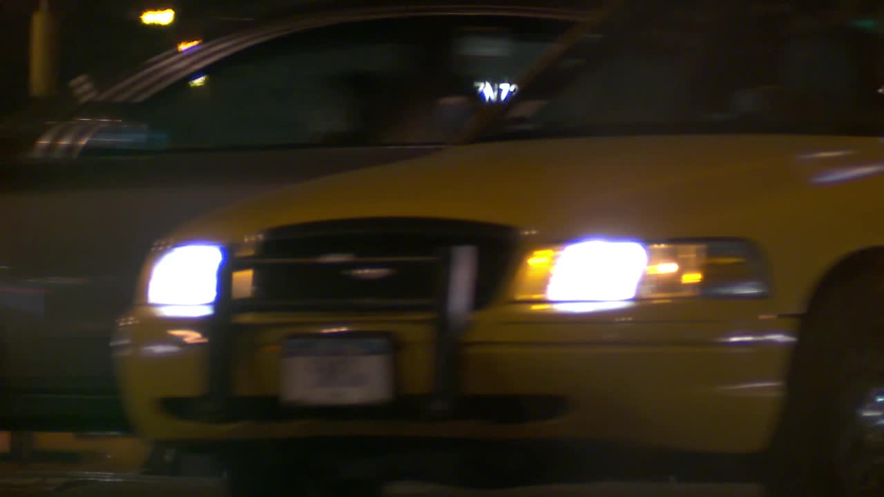 出租车在夜间等红灯视频下载