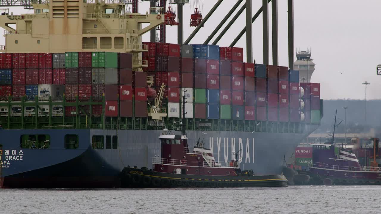 拖船将集装箱船推入港口视频下载