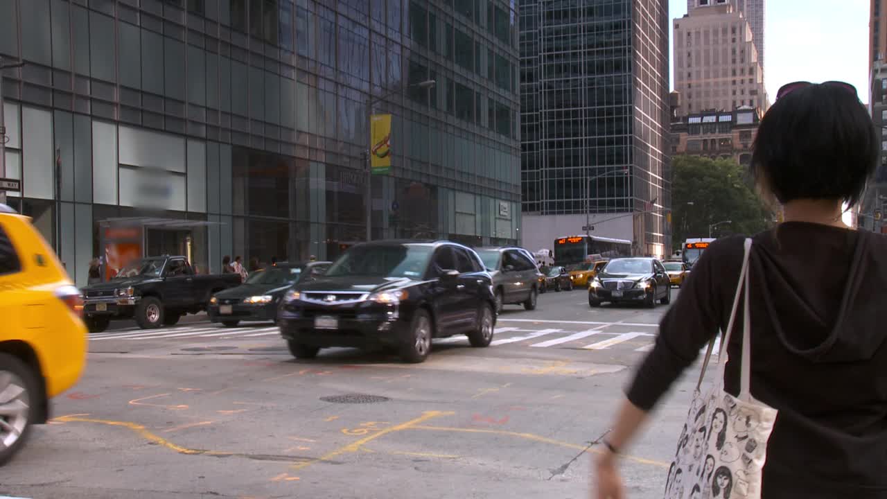 一位女士在曼哈顿第六大道叫出租车视频下载