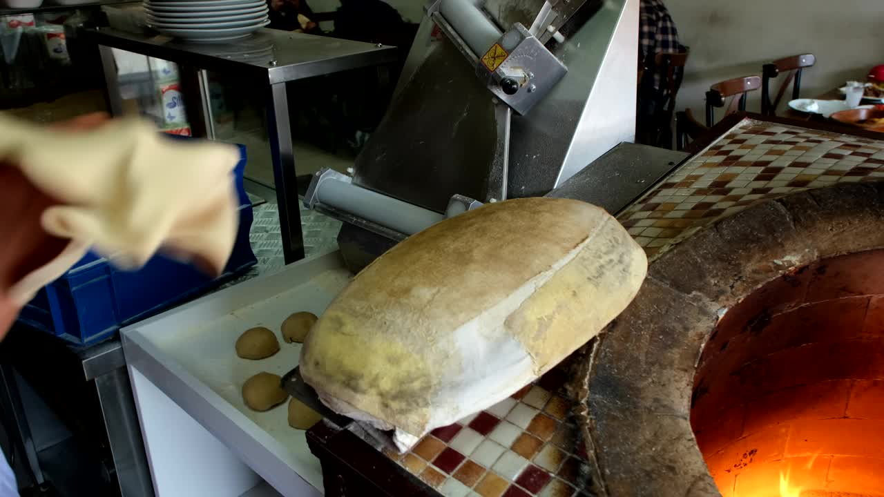 制作皮塔饼，阿拉伯面包，叙利亚面包，阿拉伯Khubz，印度扁面包。视频下载