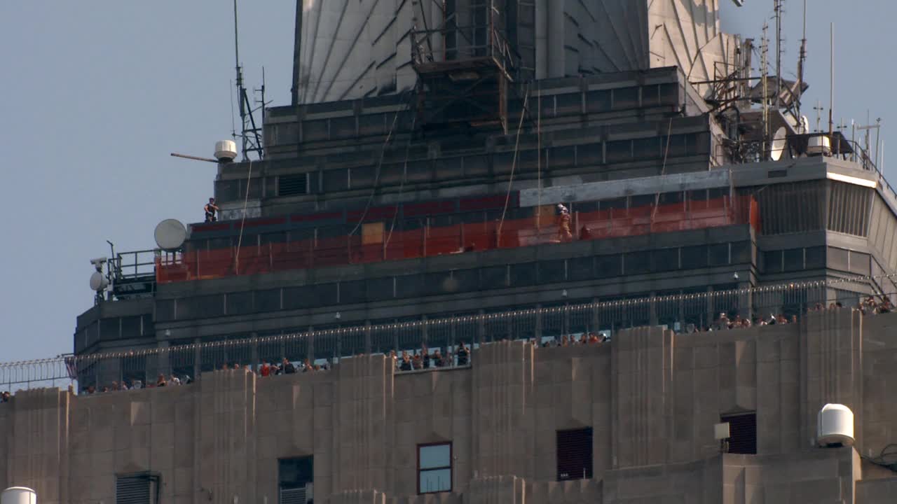 建筑工人站在帝国大厦楼顶视频下载