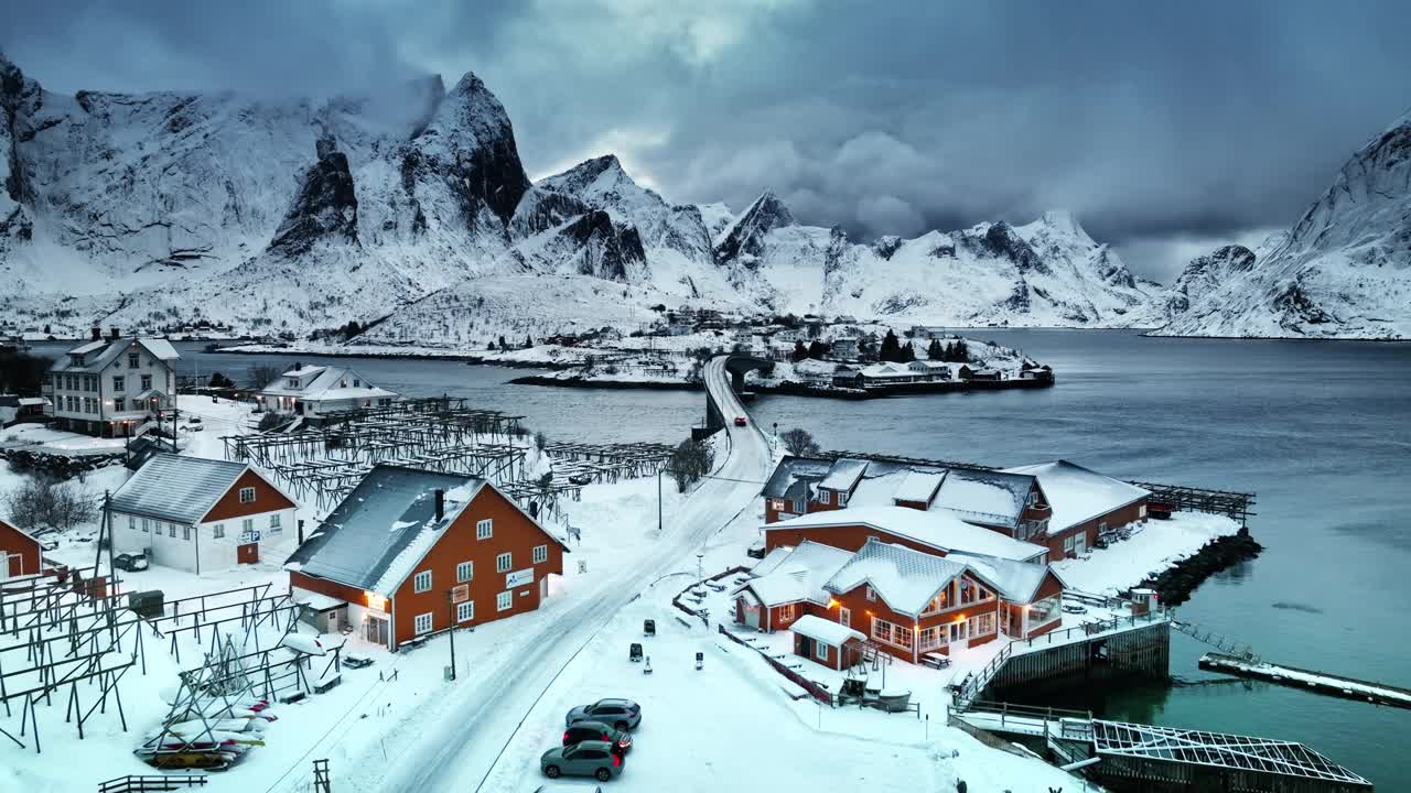 挪威罗弗敦群岛Fredvang桥，Sakrisoy村冬季北欧全景景观。视频下载