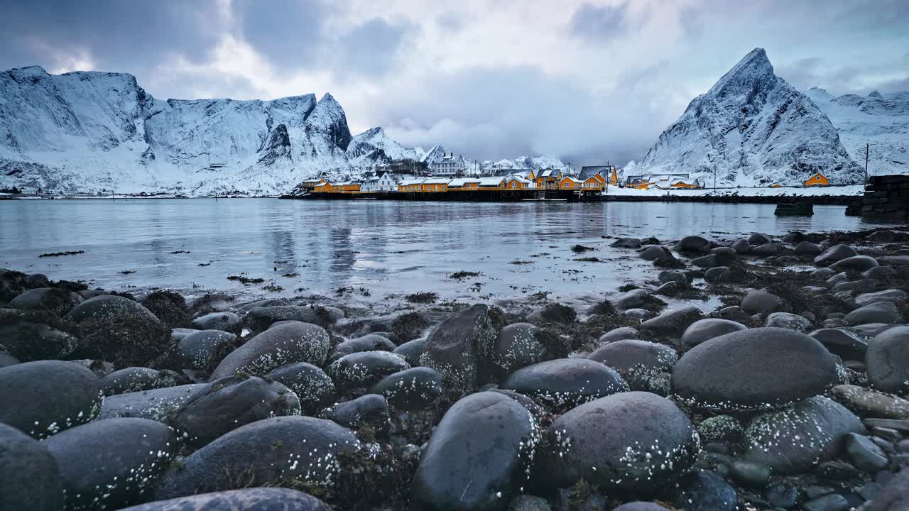 挪威罗弗敦群岛萨克里索伊渔村的冬季北欧岩石海海岸全景景观视频下载