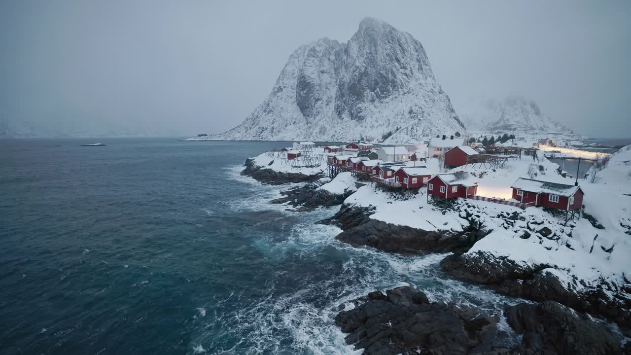 航拍视频显示，挪威罗弗敦群岛的Reine村沿海地区发生了剧烈的冬季暴风雪视频下载