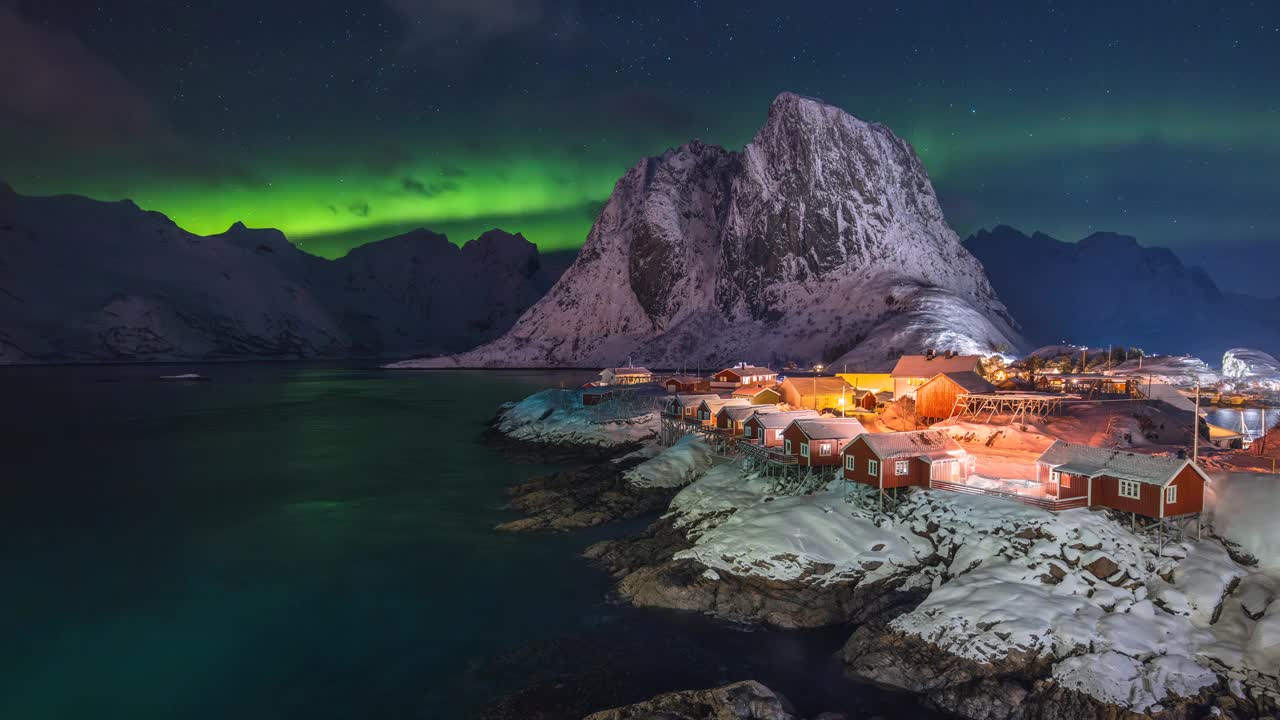 北极光在罗弗敦群岛，挪威山脉和渔村Hamnoy延时视频视频下载
