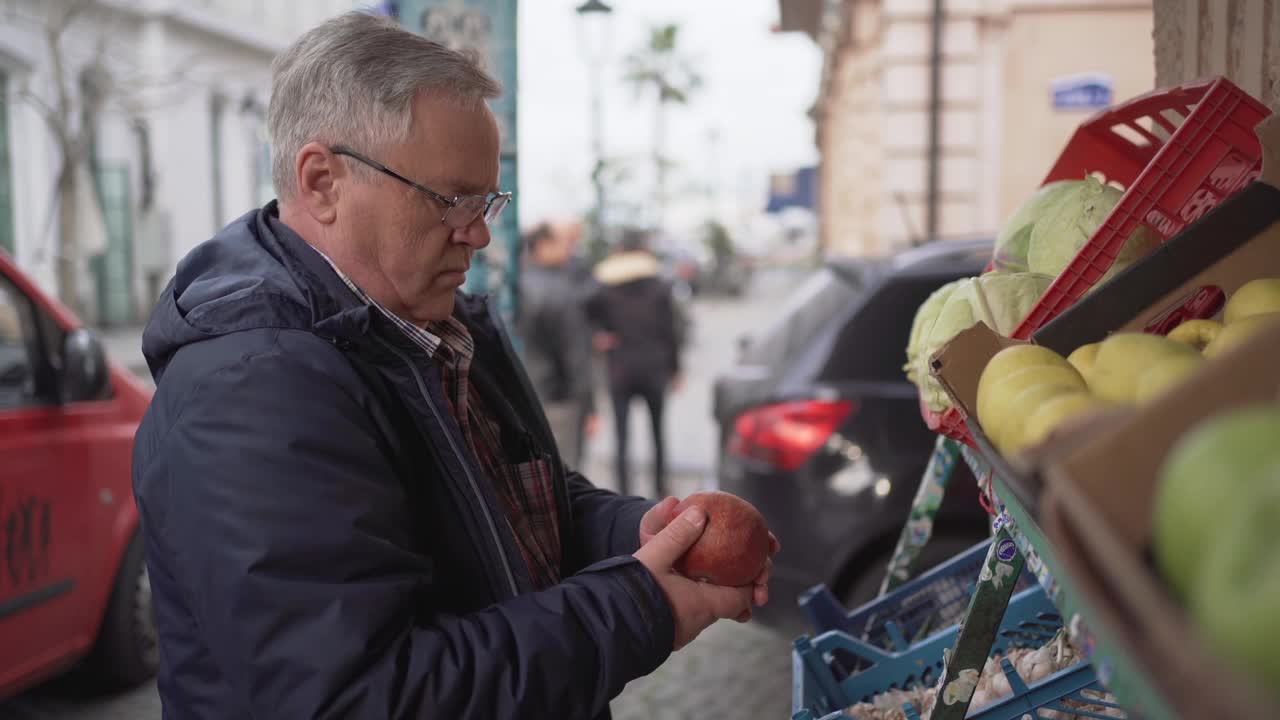 老人在露天市场挑选新鲜水果视频下载