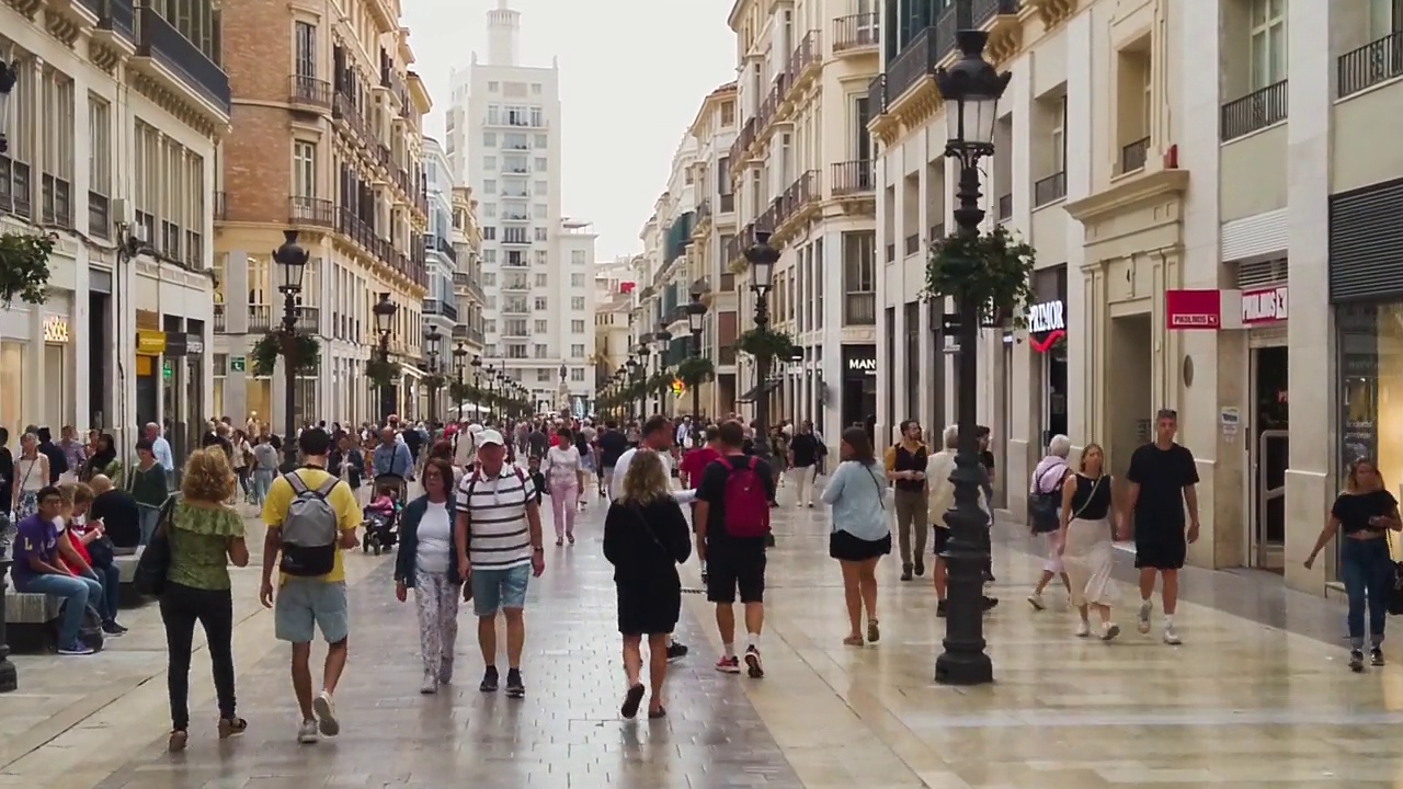 西班牙马拉加市中心的卡利拉里奥斯购物街视频下载