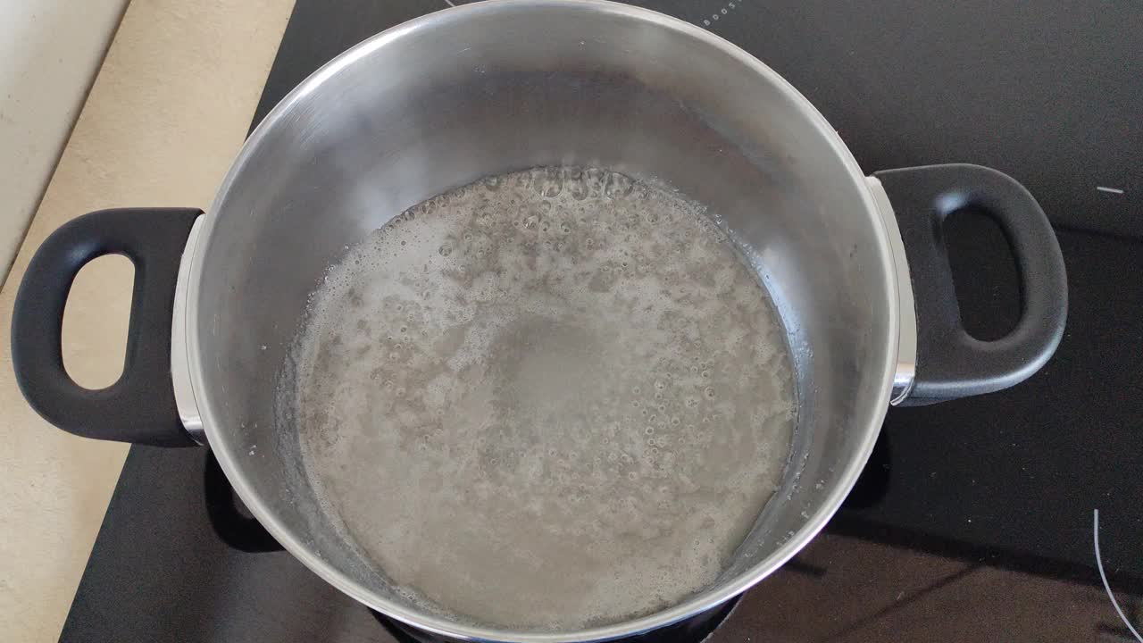 糖在炉子上的平底锅里溶解。自制糖糊。视频下载