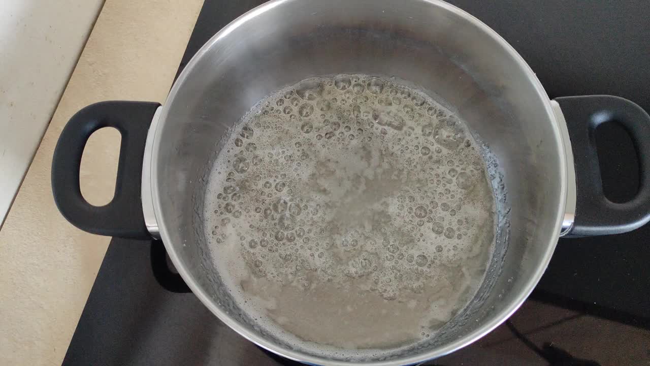 糖在炉子上的平底锅里溶解。自制糖糊。视频下载
