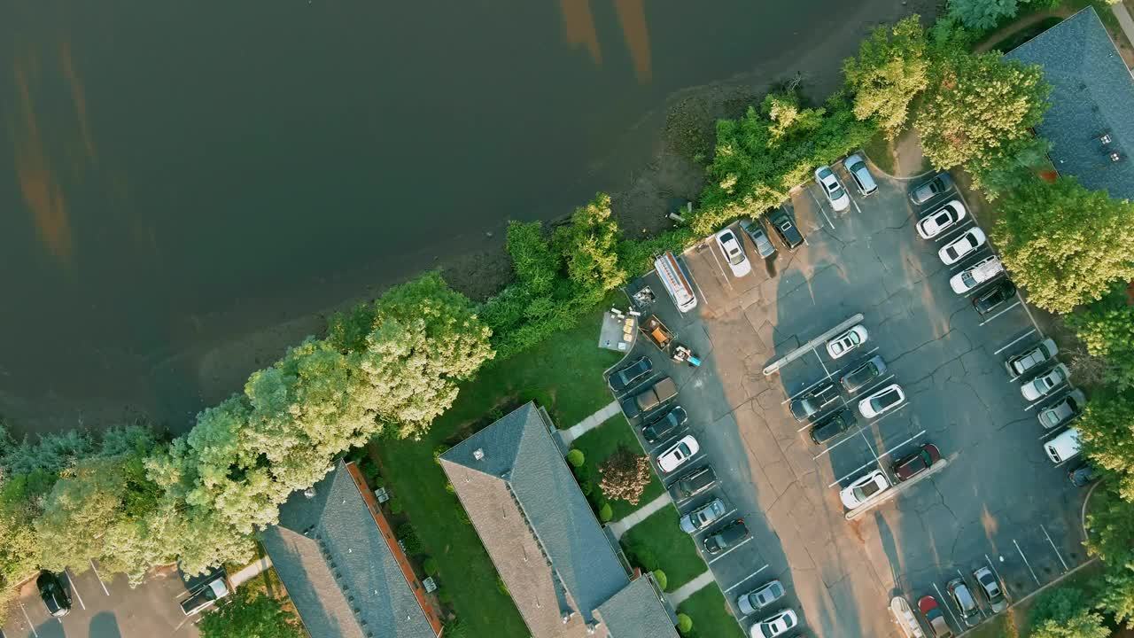 美国小镇坐落在一个池塘附近，有一个独立的家庭住宅视频下载