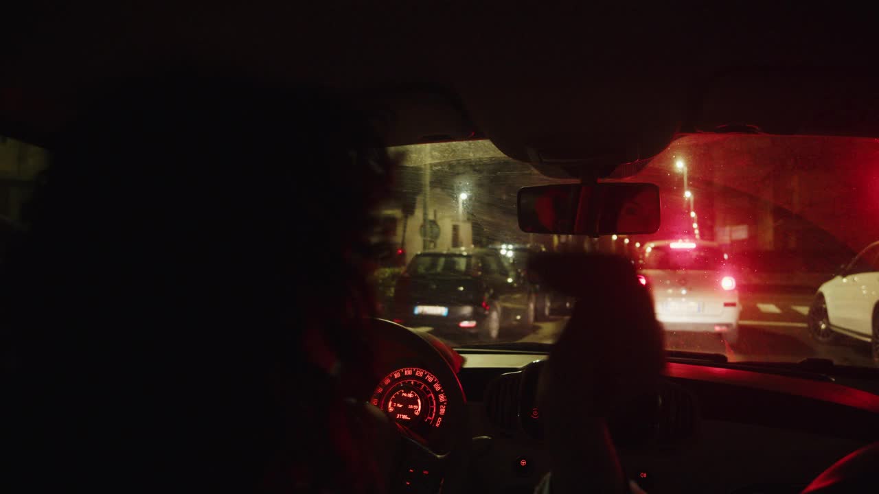 一个女人晚上在城里开车视频下载