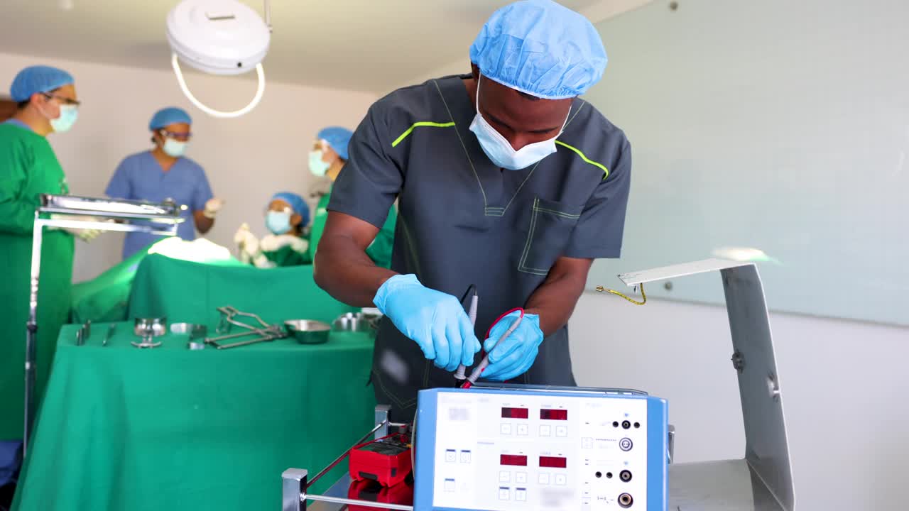 当外科医生和手术器械技师等待开始手术时，男技师正在校正机器视频下载