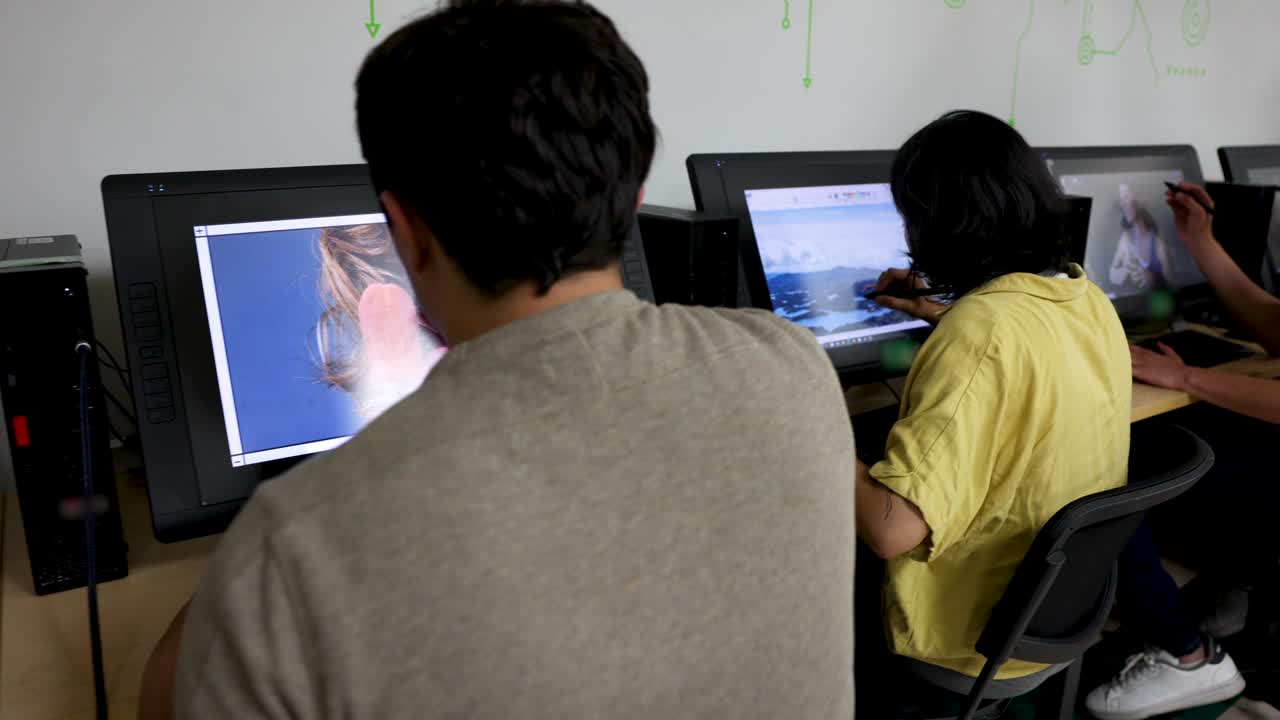 平面设计专业的学生学习如何使用技术修饰图像视频下载
