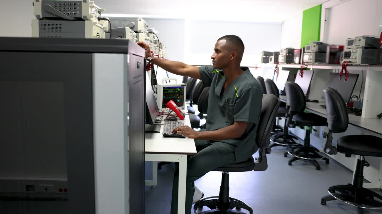 非裔美国维修工程师用电脑修理医疗设备视频下载