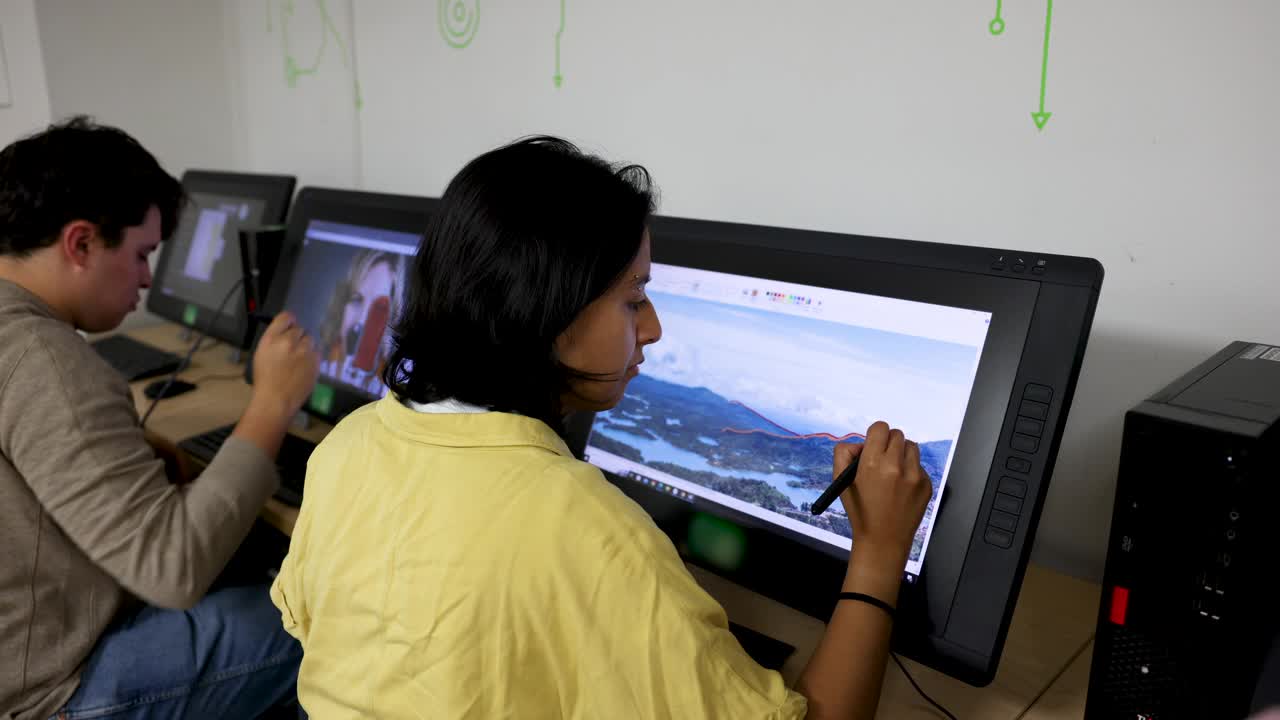 平面设计专业的学生专注于使用数字技术视频下载