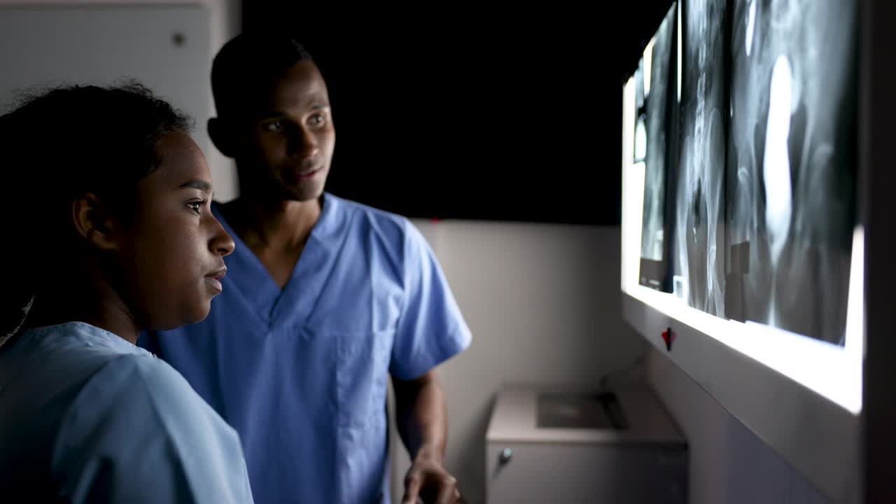 一组医科学生在教学医院看x光图像视频下载