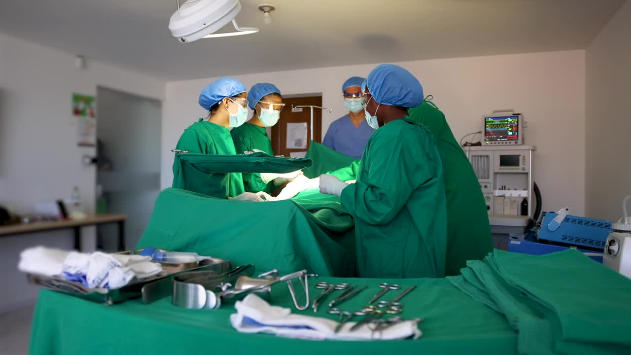 女手术器械技师将手术工具交给手术室的外科医生视频下载
