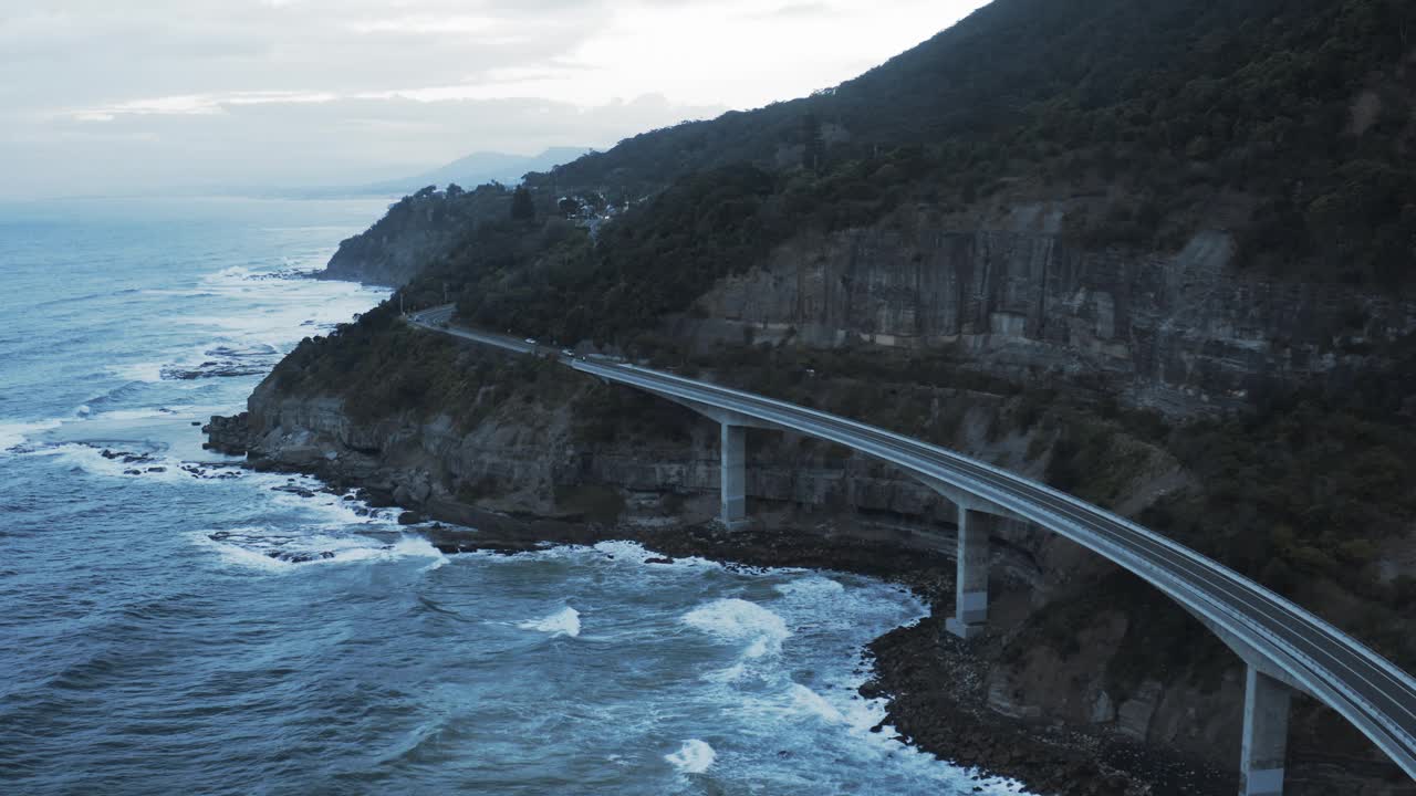 航拍拍摄著名的海崖桥岩层在波浪海-卧龙岗，澳大利亚视频素材