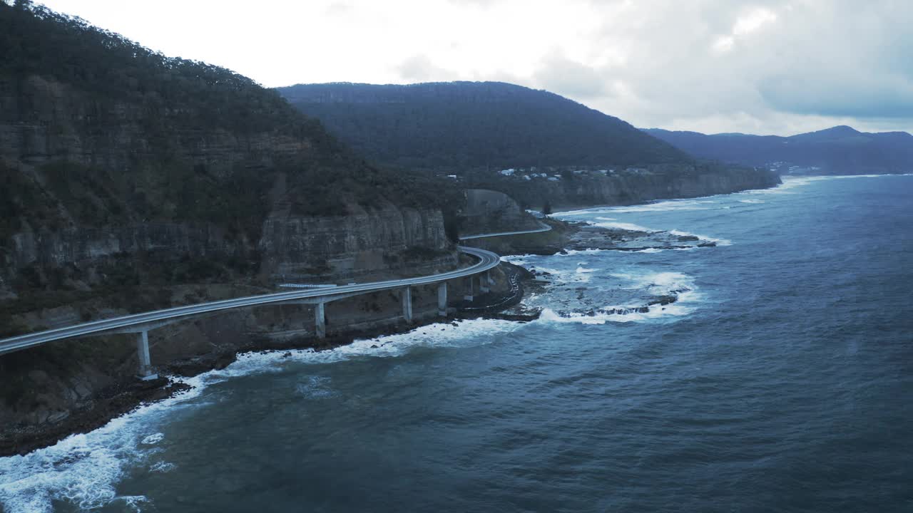 澳大利亚卧龙岗，著名的海崖桥蜿蜒曲折的道路上的岩层航拍视频素材
