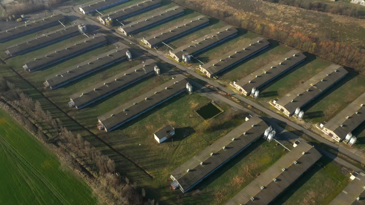 沼气厂和农场在绿色的田野。视频下载