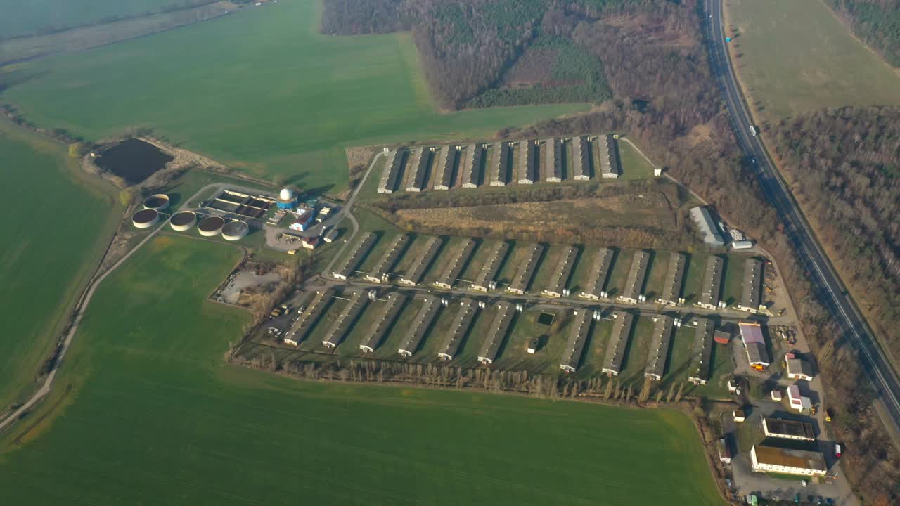 沼气厂和农场在绿色的田野。视频下载