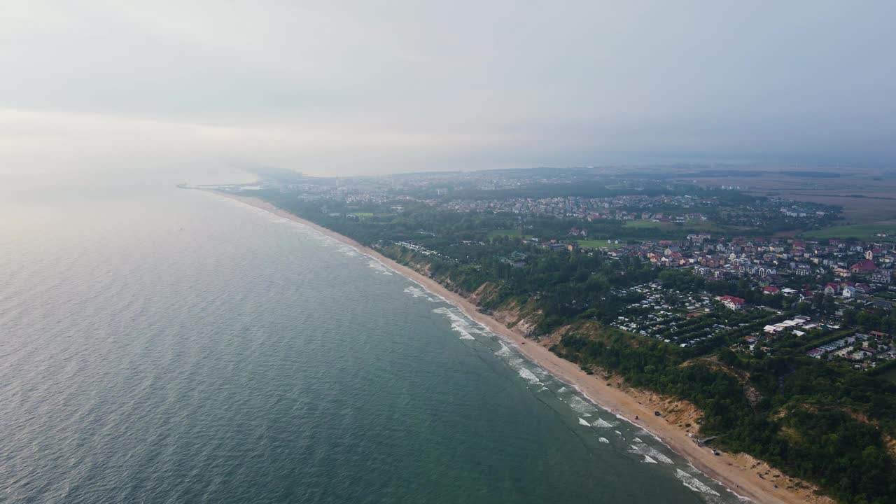 波兰瓦迪斯拉沃的波罗的海海滩鸟瞰图视频下载