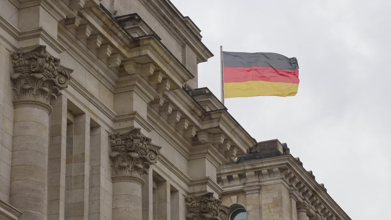 柏林国会大厦上的德国国旗视频下载