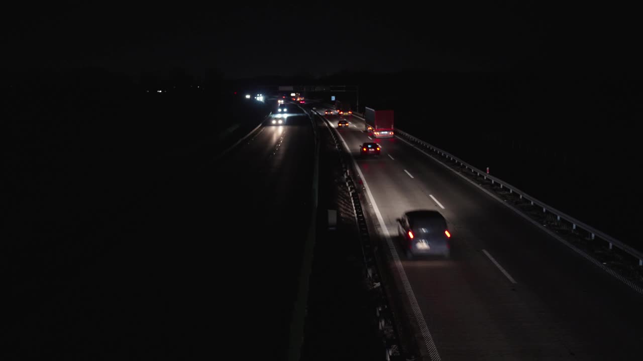 汽车夜间行驶在高速公路上，道路交通时间流逝视频下载