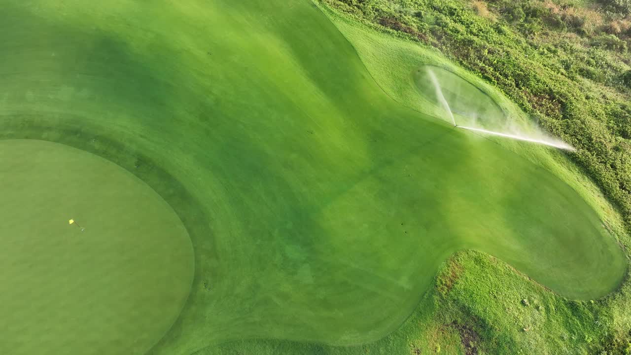 热带高尔夫球场洒水的航拍画面视频下载