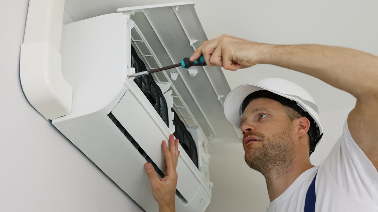 暖通空调服务-技师在家里的墙上安装空调视频下载
