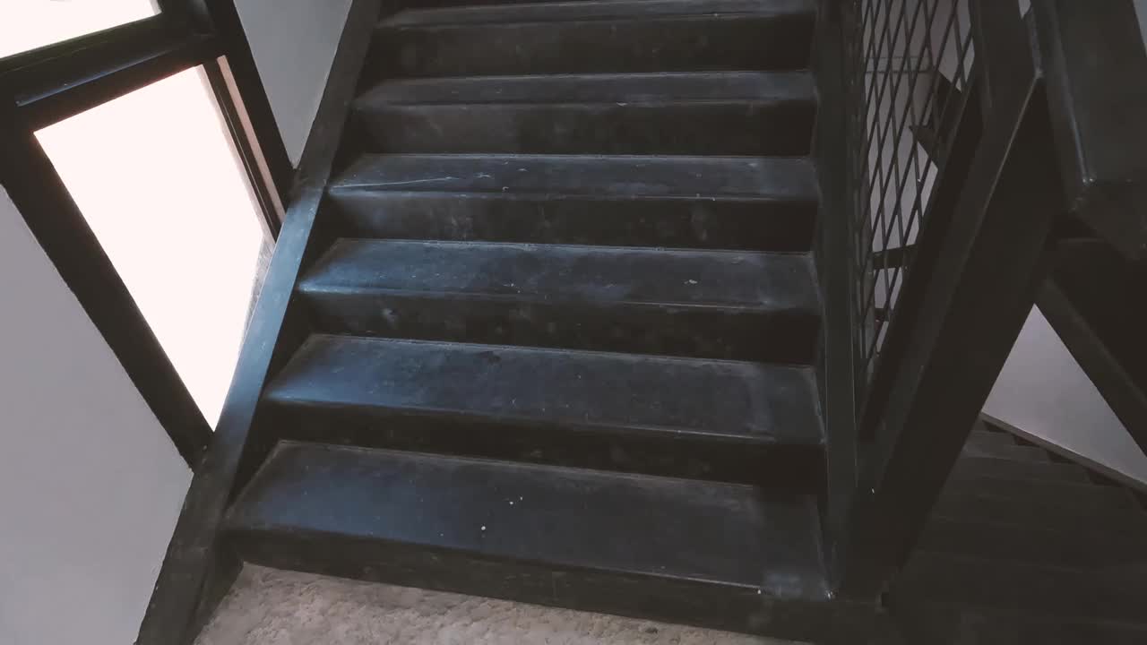 走上楼梯视频下载