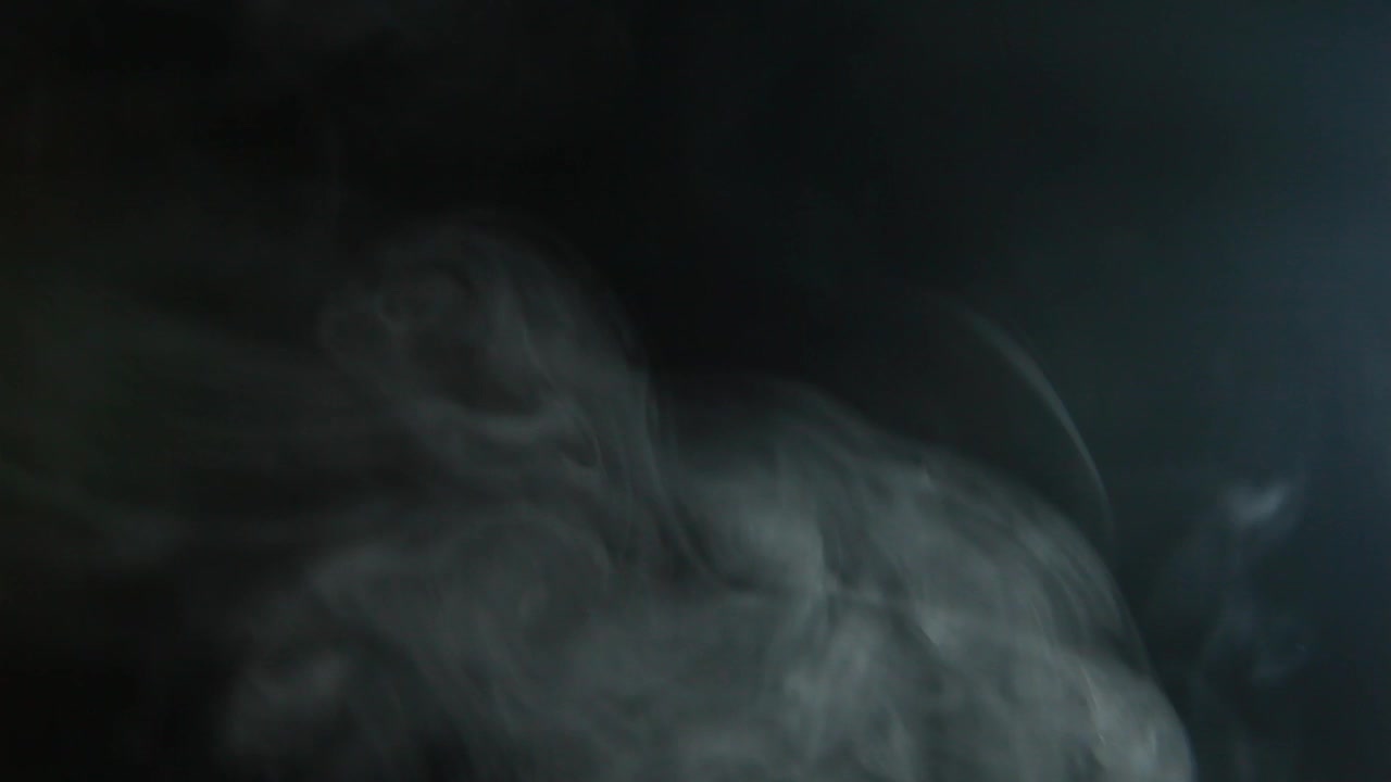 黑色背景的烟雾镜头视频下载