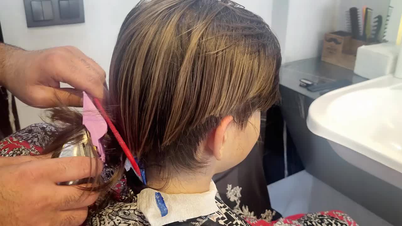 小男孩在理发店理发视频下载