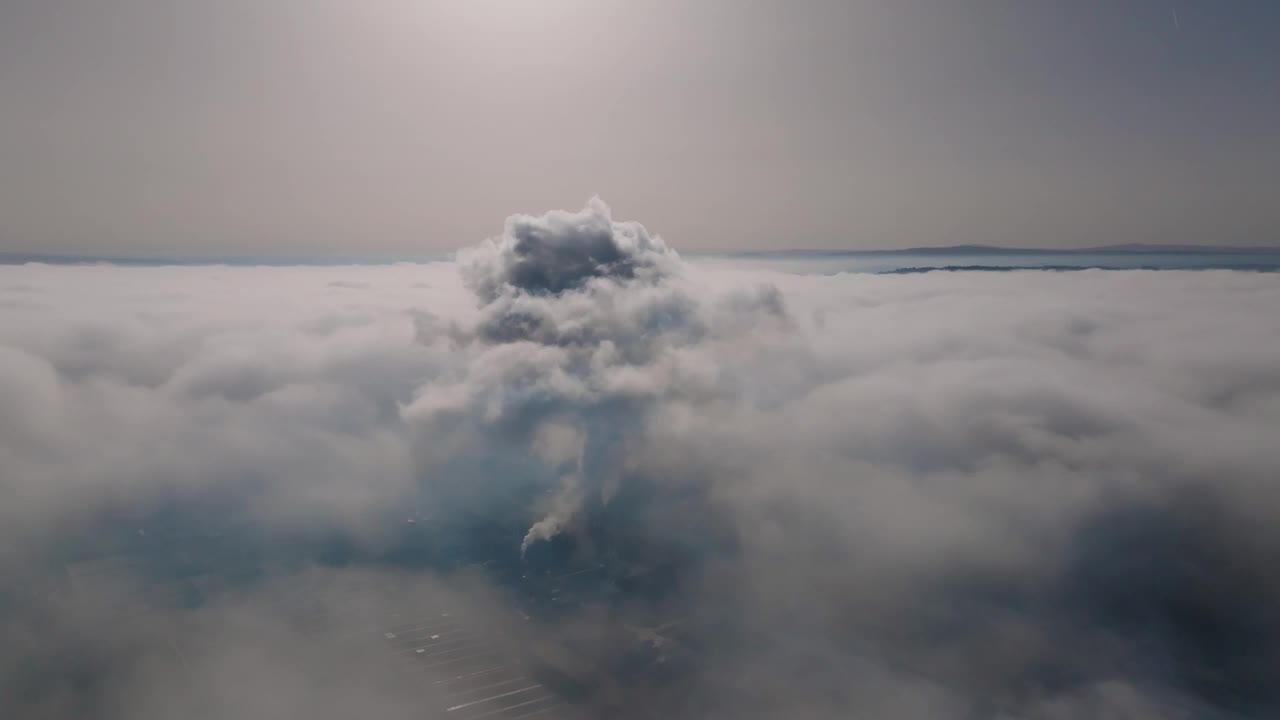 多云大气中的工业烟雾，说明了空气污染视频购买
